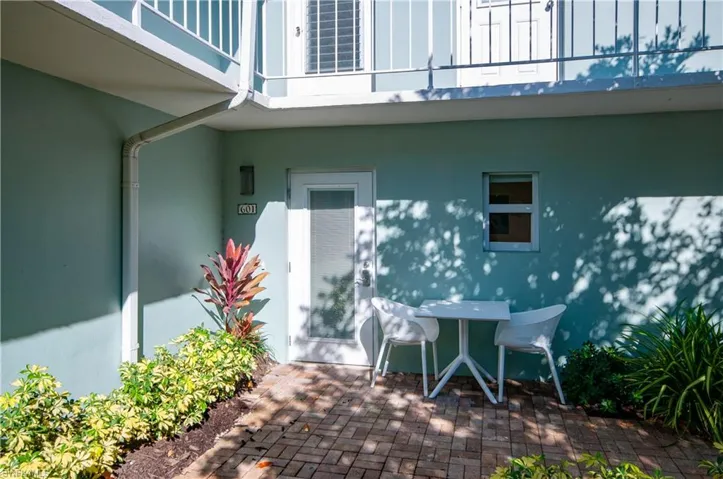 601  12th S AVE, Naples, FL 34102