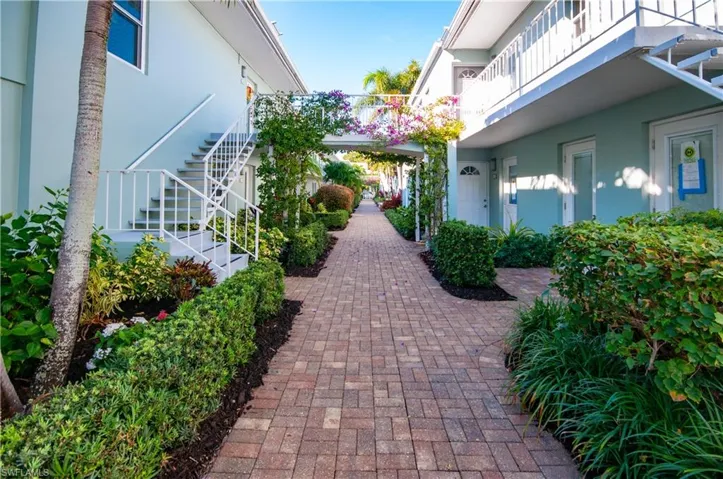 601  12th S AVE, Naples, FL 34102