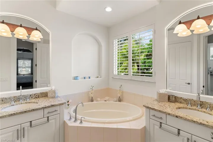 6534  Caldecott  DR, Naples, FL 34113