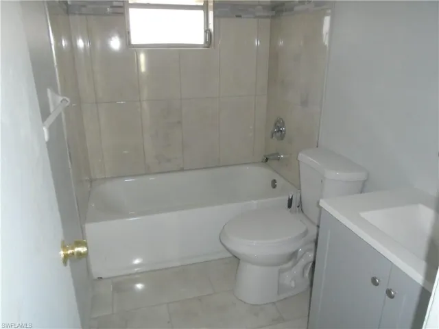 1994 Oak Dr 1996, Fort Myers, Florida 33907