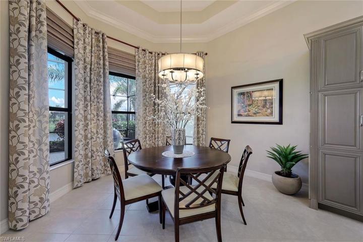 Dining area, easily seats 6