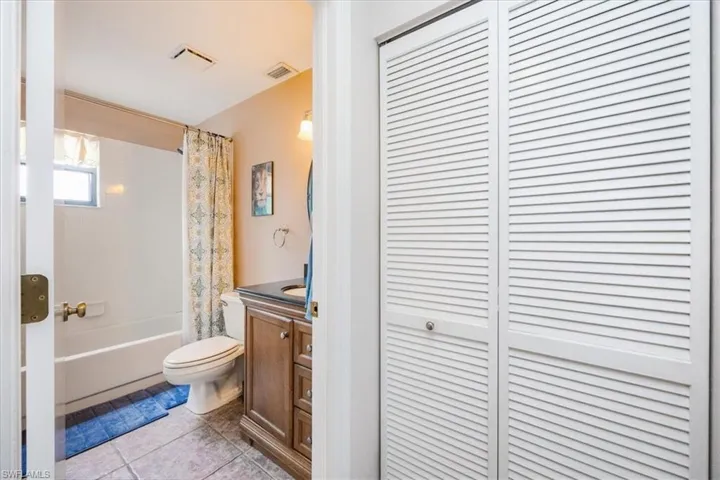 1040  Oak Forest  DR, Naples, FL 34104