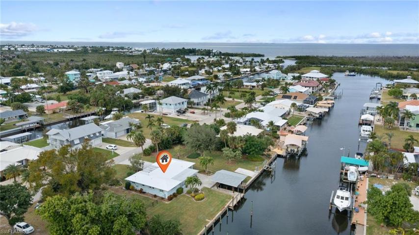 Another great view of the huge lot and awesome boathouse