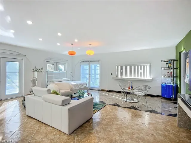 10242 Vanderbilt Dr, Naples, Florida 34108