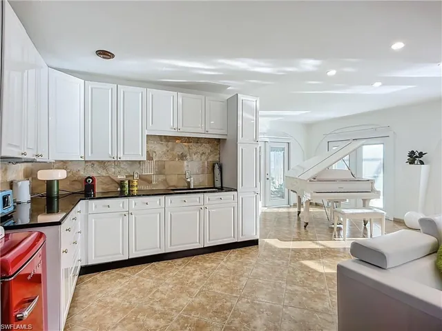 10242 Vanderbilt Dr, Naples, Florida 34108