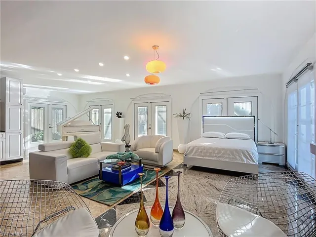 10242 Vanderbilt Dr, Naples, Florida 34108