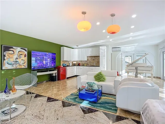 10242 Vanderbilt Dr, Naples, Florida 34108