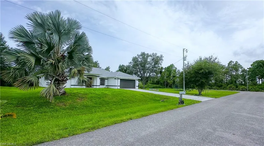 View of front facade with a garage and a front yard