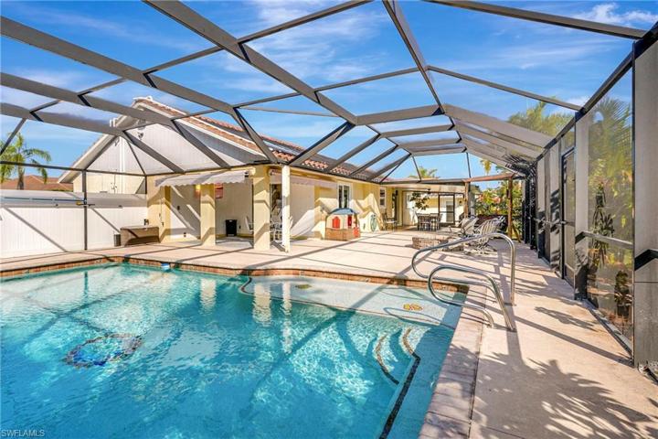 Gorgeous Pool with new pool pump and solar heating