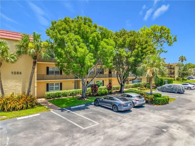 1086 Forest Lakes Dr 102, Naples, Florida 34105