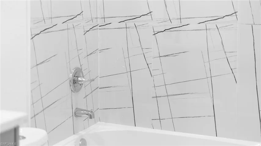 Bathroom with tiled shower / bath combo