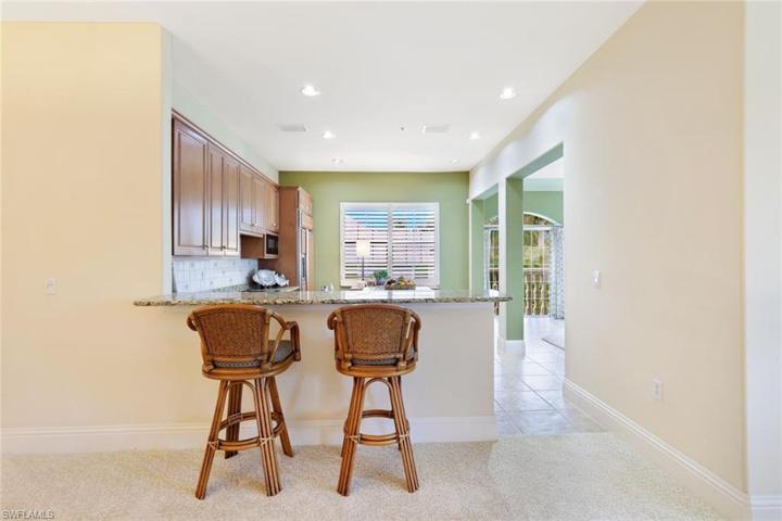 Breakfast bar - easily fits 4 bar stools.