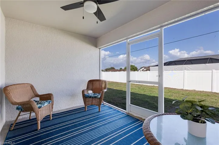Sunroom / solarium with ceiling fan