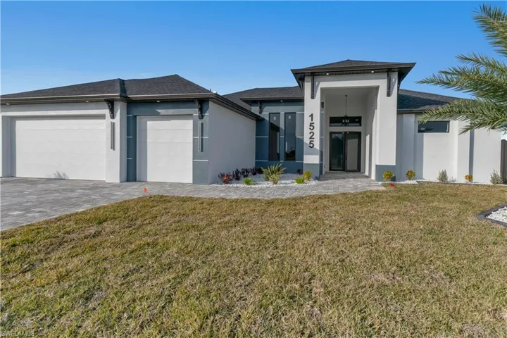 View of front facade with a front lawn and a garage