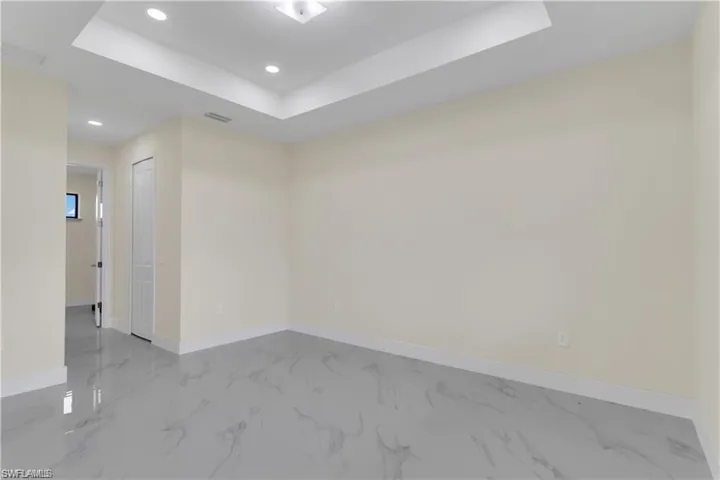Empty room with a tray ceiling