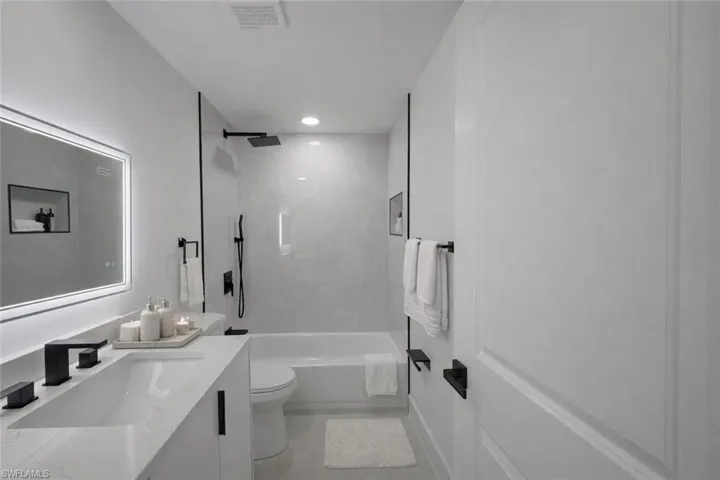 4529_Full bath with vanity and shower / washtub combination