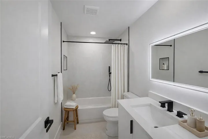 4531_Bathroom with vanity, shower / tub combo with curtain, and recessed lighting
