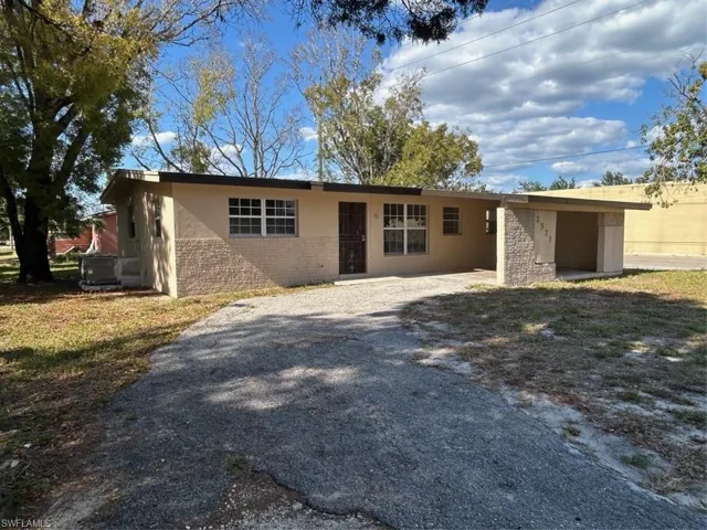 2571  Parkway  ST, Fort Myers, FL 33901
