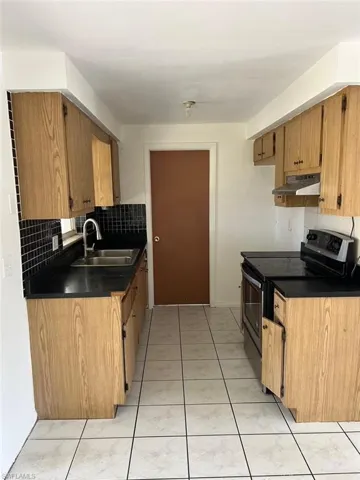 2571  Parkway  ST, Fort Myers, FL 33901