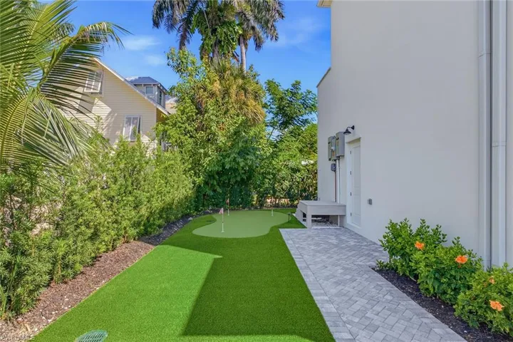 844 8th St S, Naples, Florida 34102