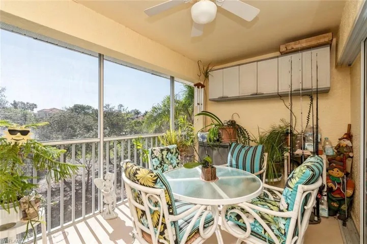 Sunroom / solarium with ceiling fan