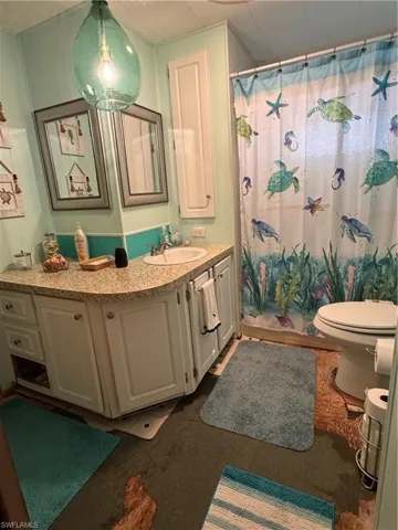 Guest bath, entry from bedroom and from hall