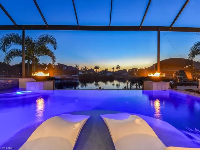 Infinity-edge pool with integrated sun shelf