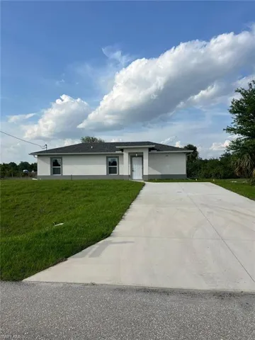 View of front of property featuring a front yard