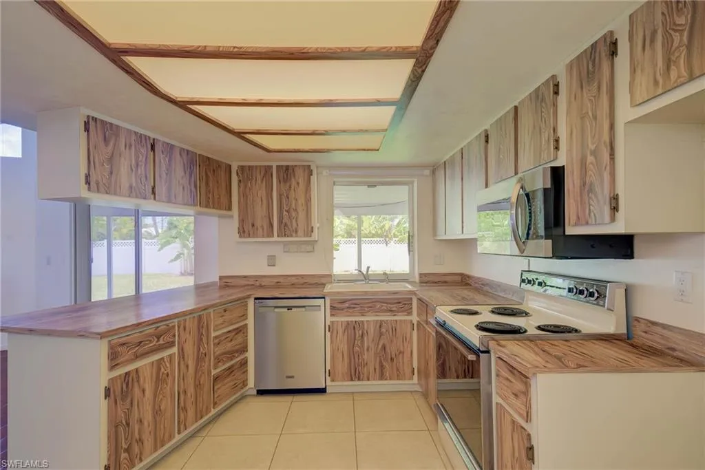 2228 15th PL, Cape Coral, FL 33990,225063111