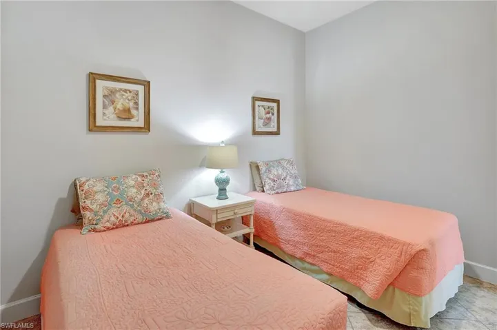 2 twin beds