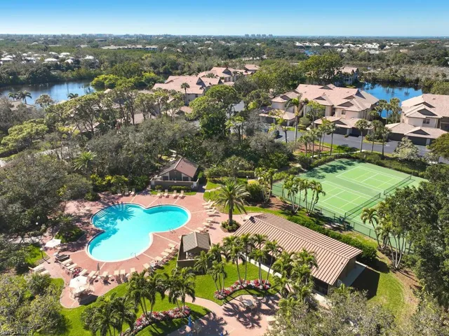 The community pool and dedicated tennis courts make the Wedgewood community feel like a resort!