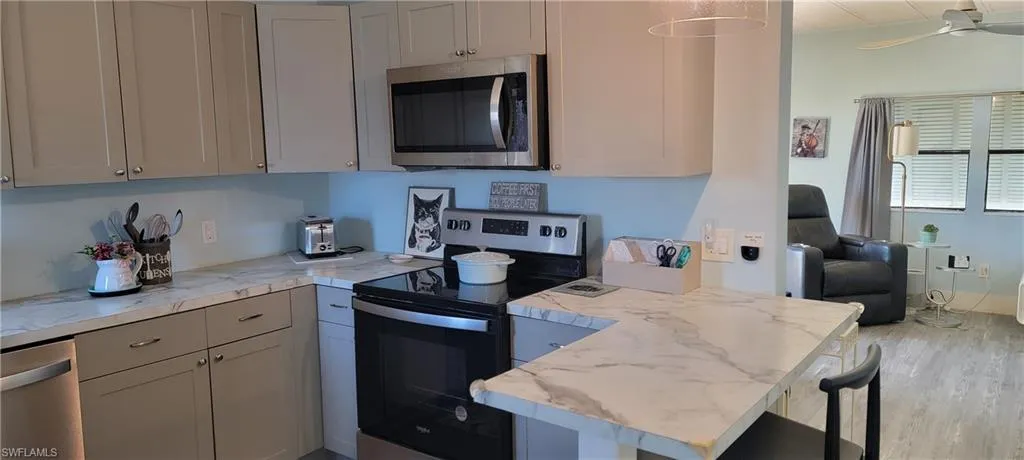 Kitchen with breakfast bar