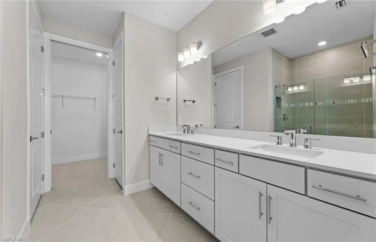 Dual sinks, quartz countertops