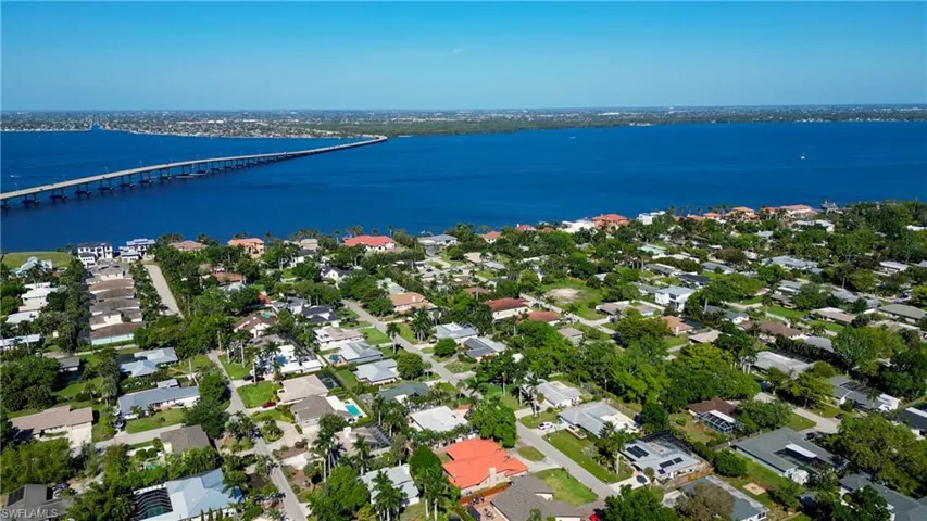 Minutes to Colonial for easy access to Cape Coral and I75