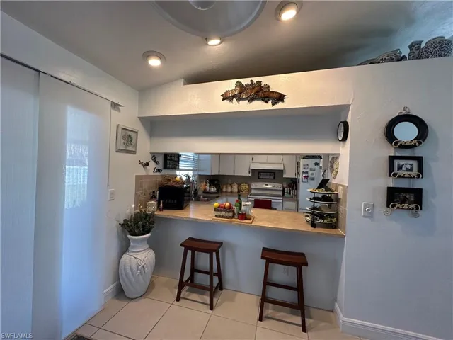 Sliding glass doors to Lanai on the Left