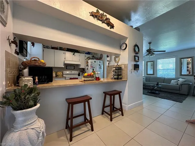 Kitchen with a kitchen Breakfast bar and kitchen peninsula