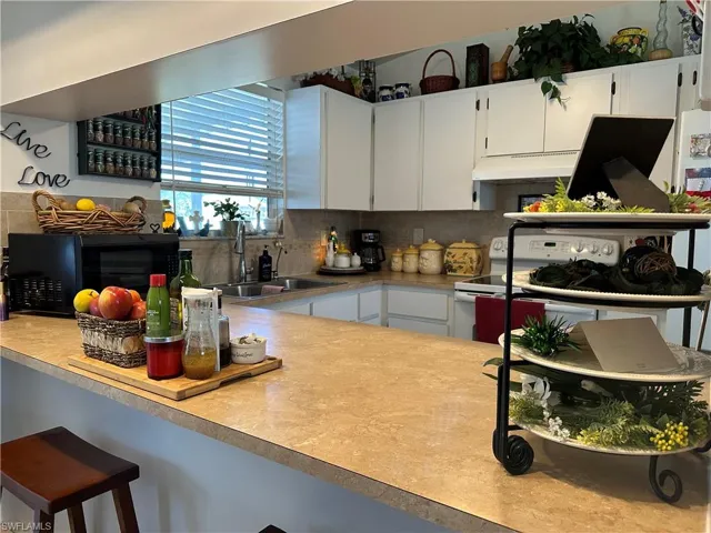 Kitchen featuring tasteful backsplash