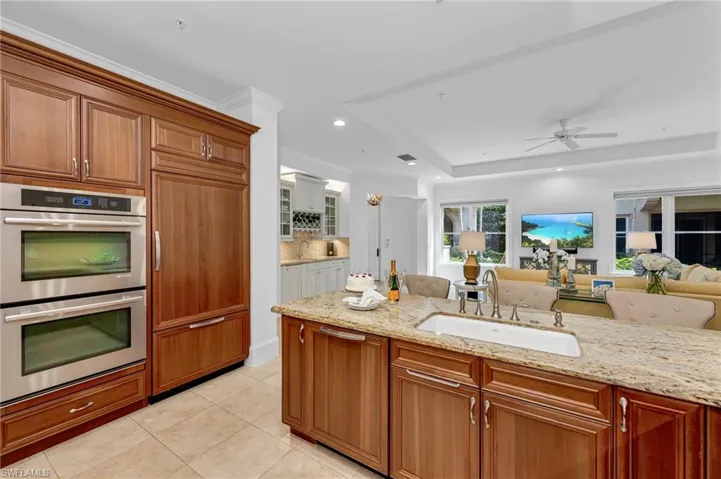 How fabulous...double ovens for those family dinners where everyone gets their favorite dish for dinner!