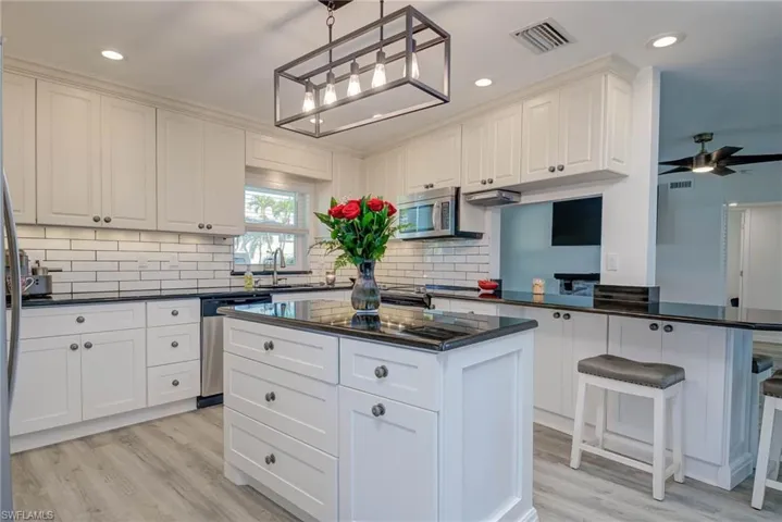 ISLAND WITH ACCENT LIGHTING