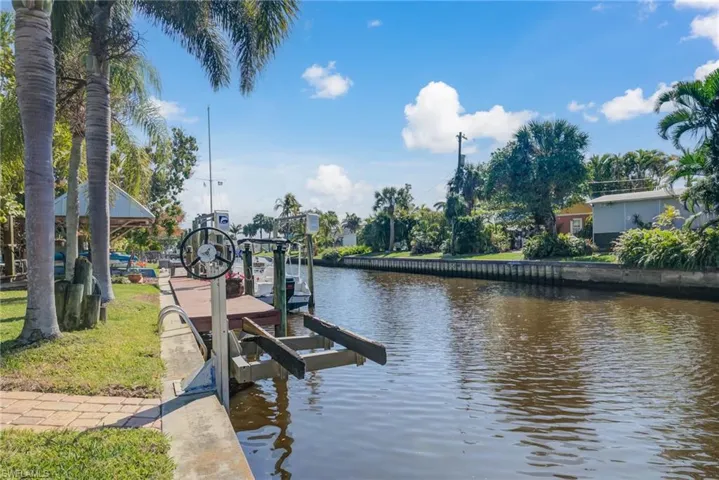 7,OOO lb BOAT LIFT, JET SKI LIFT, NEWER SEAWALL, (5) MINUTES TO RIVER