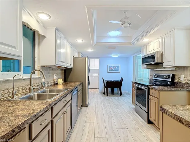 Eat-in kitchen
