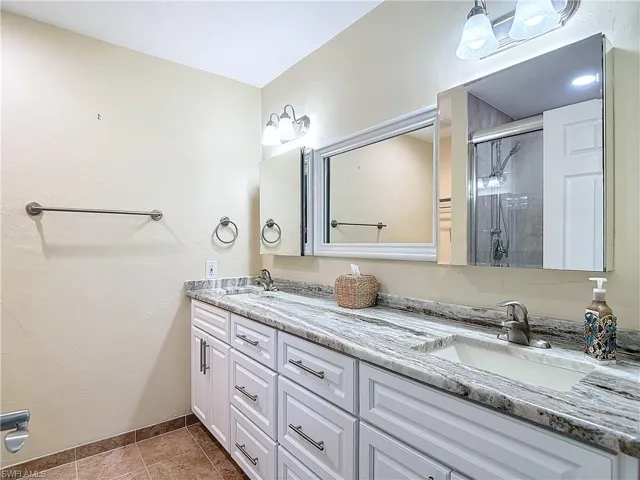 Soft-close cabinets & drawers