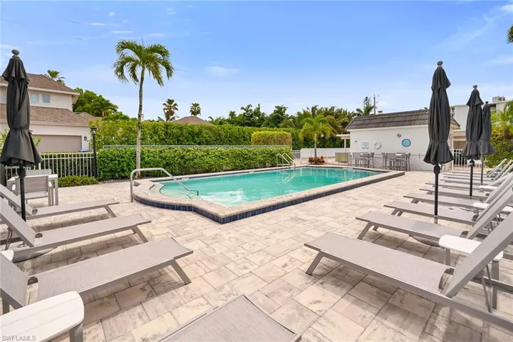 290  Banyan  BLVD, Naples, FL 34102