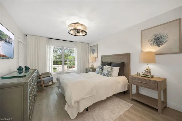 290  Banyan  BLVD, Naples, FL 34102