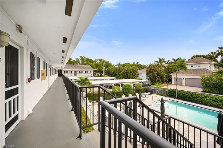 290  Banyan  BLVD, Naples, FL 34102