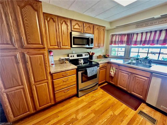 Stunning Kitchen w/oak cabinets