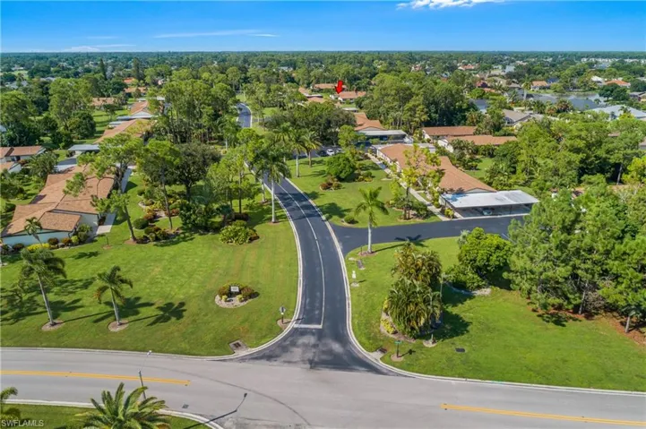 Set back deep into the community, this Villa offers peace and tranquility from street traffic