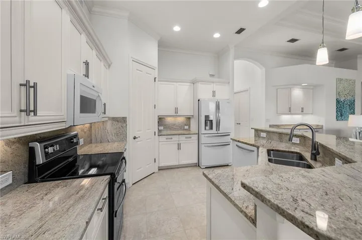 Spacious  Kitchen, All Granite Counters & Backsplash!