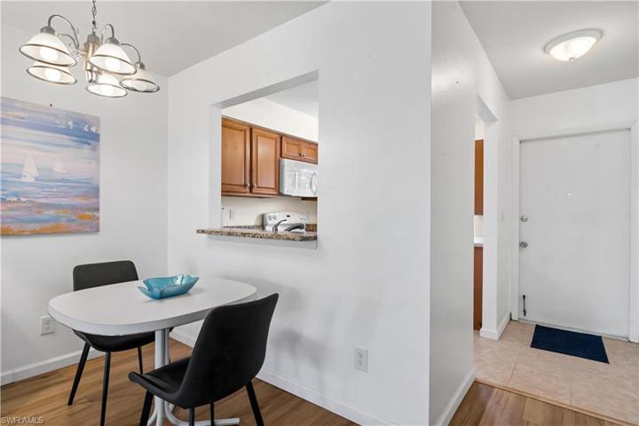Cozt breakfast nook with easy pass thru window! great for serving!