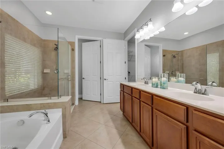 8637  Julia  LN, Naples, FL 34114